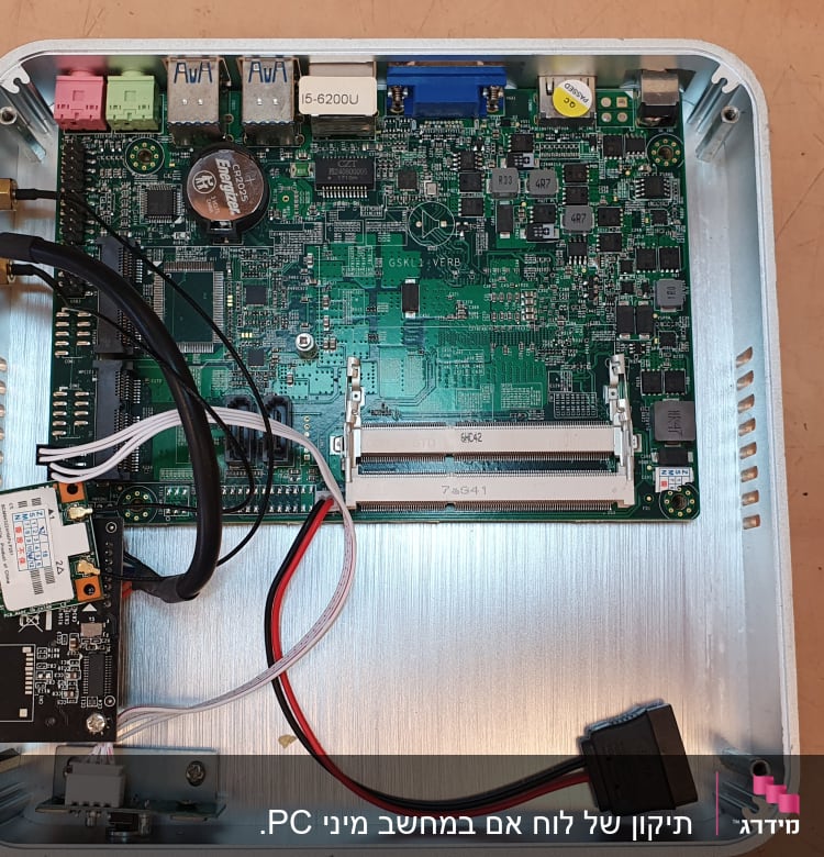 לוח אם עם רכיבים אלקטרוניים וחיבורים שונים